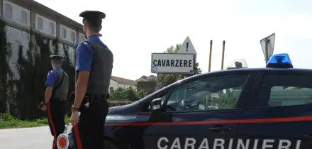 Cerca di strangolare la moglie, arrestato un 49enne