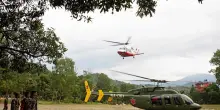 Bimbo salvo su un albero in Nepal, ritrova la madre grazie a una reporter
