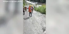 Nepal, la frana travolge tutto: operai riprendono la fuga disperata col cellulare
