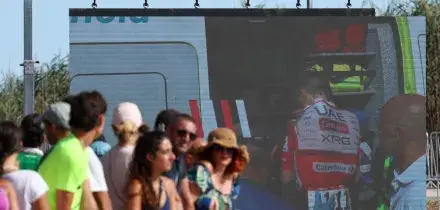 Caduta per Pogacar, si ritira dalla Vuelta. Mondiale a rischio