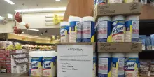 Guerra commerciale tra Usa e Canada, &egrave; corsa all'acquisto di carta igienica