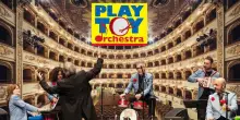 "Playtoy Orchestra", in giro per il mondo con giocattoli per suonare musica classica