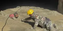 Sale il bilancio dei morti in Nepal, 5 miliardi per la ricostruzione