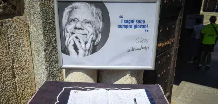Funerali di Don Antonio Mazzi, un lungo applauso accoglie il feretro