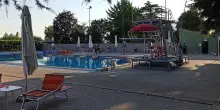 Si tuffa in piscina e non riemerge, morto un ragazzo di 20 anni