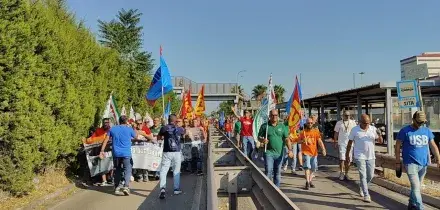 Ilva, sciopero e blocchi, Urso cerca una cordata italiana