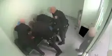 Video shock in Usa, detenuto picchiato da agenti muore