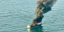 Yacht in fiamme al largo di Jesolo, salve le dieci persone a bordo