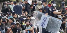 Scontri fra migranti a Ceuta, polizia spara in aria per disperdere la ressa