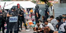 Scontri fra migranti a Ceuta, la polizia spara in aria per disperdere la ressa