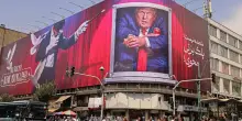 L'Iran risponde ai raid Usa, Trump pensa di ribattezzare Hormuz col suo nome