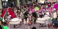 Londra, il Carnevale di Notting Hill compie 60 anni: la sfilata tra musica e colori