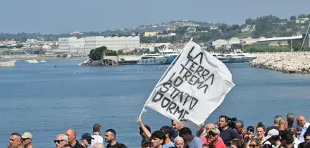 Ai Campi Flegrei "manca l'acqua", i cittadini di Pozzuoli bloccano il porto. 'vogliamo incontrare Piantedosi'