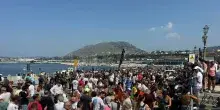Campi Flegrei, 'manca l'acqua' cittadini bloccano il porto