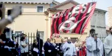 FOTO Addio a Franco Baresi, il feretro nella basilica tra gli applausi e il coro "c'&egrave; solo un capitano"