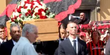 Baresi: gli ex compagni portano la bara all'uscita dalla basilica