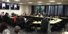 Politica partecipa a un incontro dal bagno, "Vediamo il tuo bucato"
