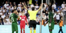 Gli arbitri di calcio, dalla A alle giovanili niente pi&ugrave; accerchiamenti