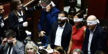I deputati Avs in Aula si bendano gli occhi per protesta sul caso Delmastro