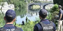 Auto nel Po durante un inseguimento della polizia, ricerche a Torino