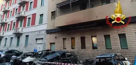 Incendio coinvolge 13 auto a Milano, evacuato anche un albergo