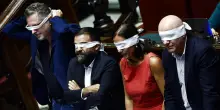 Il voto sulle chat di Delmastro, il centrodestra: 'Nessuno scudo'. Proteste in Aula