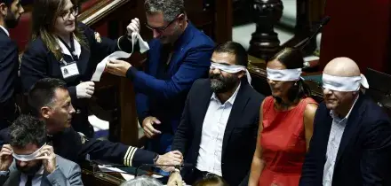 La Camera nega l'acquisizione delle chat di Delmastro. Tensione in Aula, urla e proteste