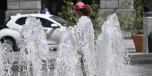 Caldo e afa non mollano, l'allerta fino a dopo ferragosto