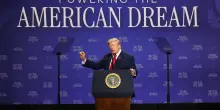 La scultura anti-Trump contro la guerra in Iran in tour negli Usa