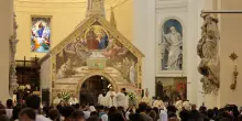 Il Papa ad Assisi, bagno di folla con i giovani. 'I cristiani all'opposto del fondamentalismo'