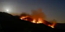 Rogo in bosco a Firenzuola, operazioni per tutta la notte, in azione Canadair