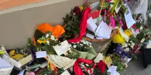 In via Paolo Fabbri la processione per Guccini tra fiori e biglietti d'affetto. Sabato a Bologna lutto cittadino