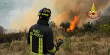Vasto incendio di sterpaglie a Piana del Sole, chiusa la Roma-Fiumicino