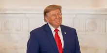 Trump denunciato per la vendita dei post su Truth, in grado di influenzare i mercati