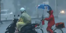 Scatta l'allerta per il tifone Dolphin, voli cancellati ed evacuazioni in Cina