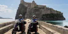 Folla sotto l'ombrellone a Ischia, si vendeva droga