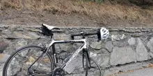 Litiga con i ciclisti e li investe pi&ugrave; volte con l'auto, 4 feriti