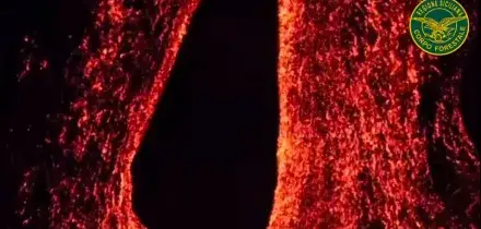Etna: esplosioni e colate ad alta quota, verso normalit&agrave; l'aeroporto di Catania
