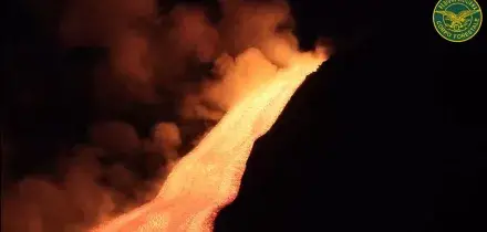 Etna, colate ben alimentate, fronte lavico arrivato a quota 1.370 metri