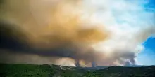 Evacuate oltre 400 persone a Huelva in Spagna per un incendio boschivo