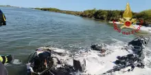 A fuoco una barca nella Laguna veneta, due ustionati