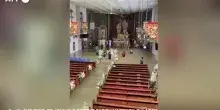 Nelle Filippine una coppia si sposa in una chiesa allagata a Hagonoy