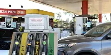 Sale ancora il prezzo dei carburanti, in un mese la benzina costa 5,5 cents in pi&ugrave;
