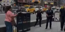 Paura a Times Square, donna accoltella due persone e viene uccisa