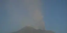 Etna, debole emissione di cenere, avviso per il volo sale ad arancione