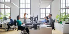 Scrivania al centro, back to work tra stress in ufficio e spazio di lavoro