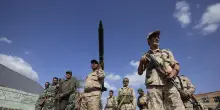 Houthi, la navigazione nello stretto di Bab el-Mandeb resta sicura e regolare