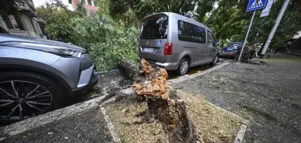 Maltempo: donna muore nel sottopasso allagato in Friuli. A Milano crolla il controsoffitto dell'aula bunker