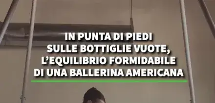 In punta di piedi sulle bottiglie vuote, l&rsquo;equilibrio formidabile di una ballerina americana
