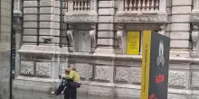 Maltempo, a Trieste strade allagate, disagi al traffico e tombini saltati